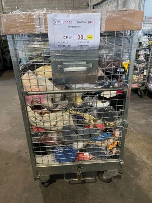 un chariot métallique contenant beaucoup d'objets
