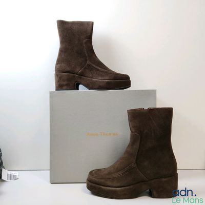 a pair of brown boots sitting on top of a box