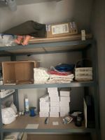 Cinq étagères cornières, plateaux bois avec contenu ( sauf c… (photo 2)