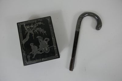 Lot composé d'un pommeau de canne en métal ciselé et d'une b…