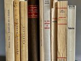 plusieurs vieux livres sont empilés sur une table