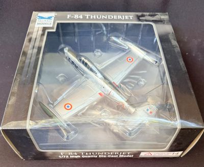 une boîte contenant une maquette d'avion