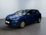 La voiture bleue est garée dans une grande pièce au sol noir