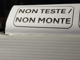 a white box with a sign on it that says non teste / non monte