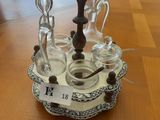 des biberons et des cuillères posés sur un plateau, sur une table devant une fenêtre