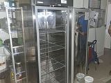 un homme debout devant un réfrigérateur dans une cuisine