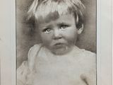 une vieille photo en noir et blanc représentant un jeune enfant à l'air grave