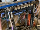 une table sur laquelle sont posés un certain nombre d'outils