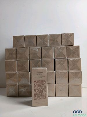 une pile de cartons posés les uns à côté des autres sur une table