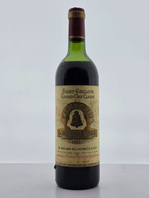 une bouteille de vin posée sur une table