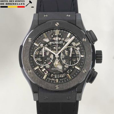 La montre est noire et est dotée d'un bracelet en caoutchouc noir.