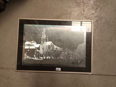 une photo en noir et blanc d'un tableau accroché au mur