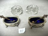 deux plats en verre argenté et bleu posés sur une table, accompagnés d'une étiquette de prix