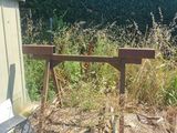 une petite remise au milieu d'un champ envahi par les mauvaises herbes