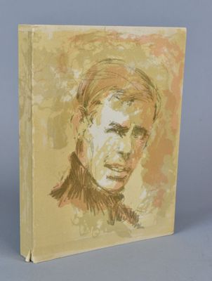 On voit le visage d'un homme peint sur un livre