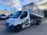 la photo d'un camion blanc garé sur un parking