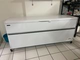 une armoire blanche à deux tiroirs montée sur roulettes dans une pièce