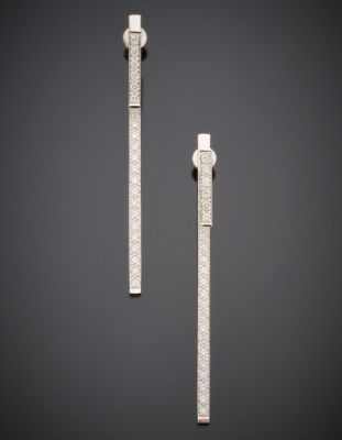 Paire de PENDANTS d'OREILLES "lignes" en or gris (750°/°°) s…