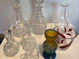 de nombreux vases en verre posés sur une table, avec un bol de jus d'orange