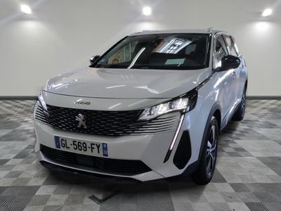 la voiture blanche est garée sur un sol en damier dans le garage