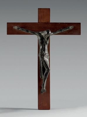 un crucifix en bronze sur une croix en bois, sur fond blanc