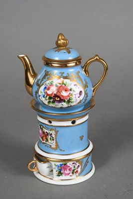 une théière bleue et dorée ornée de fleurs