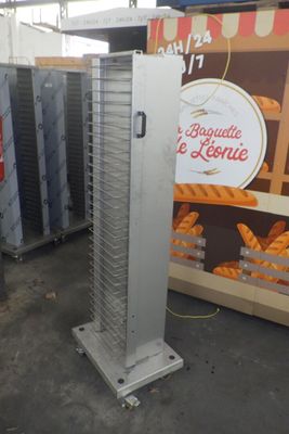 une machine posée par terre devant des cartons