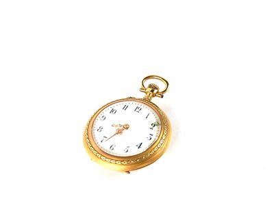 une montre de poche en or sur fond blanc