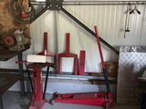 une photo d'un garage rempli d'outils