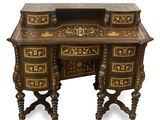 un bureau ancien en bois avec des tiroirs, surmonté d'autres tiroirs