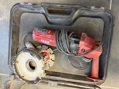 un outil dans une boîte à outils, avec une perceuse filaire