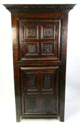 l'image d'une armoire en bois surmontée d'une porte