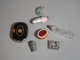 divers objets qui se trouvent ensemble sur la table