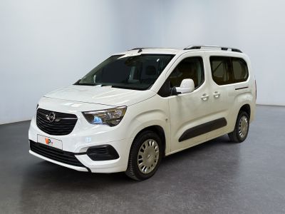 La petite camionnette blanche est garée dans une grande pièce.