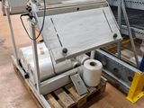 une machine posée sur une palette dans un entrepôt