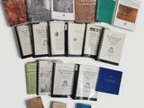 un grand nombre de livres posés sur une table