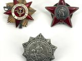 trois insignes militaires soviétiques, dont une étoile, une médaille et une médaille