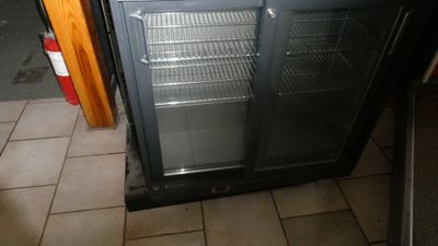 une photo d'un réfrigérateur à porte vitrée dans une cuisine