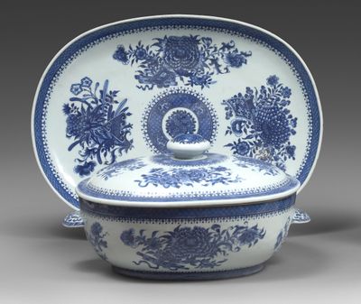 plat en porcelaine bleu et blanc avec couvercle à fleurs