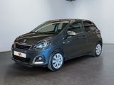 une photo d'une petite voiture dans un showroom