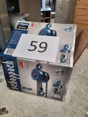 une boîte posée sur un comptoir, sur laquelle est accrochée une étiquette de prix