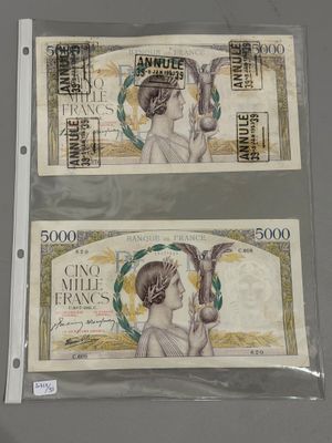 deux billets de banque posés sur une table