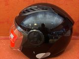 un casque posé sur le sol à côté d'un mur