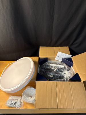 une boîte en carton contenant des toilettes et d'autres objets