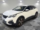 Un SUV blanc est garé dans une pièce dont le sol est en damier.