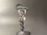 un vase en verre posé sur une table
