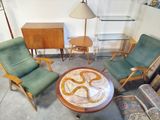 Dans une pièce, plusieurs chaises et une table sont disposées en cercle