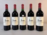 quatre bouteilles de vin sont alignées sur une table