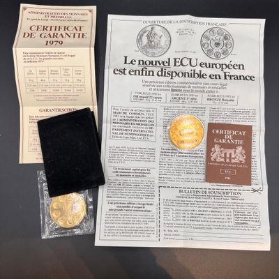 une feuille de papier et une pièce de monnaie posées sur une table