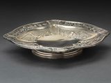 une assiette en argent antique avec un motif de fleur